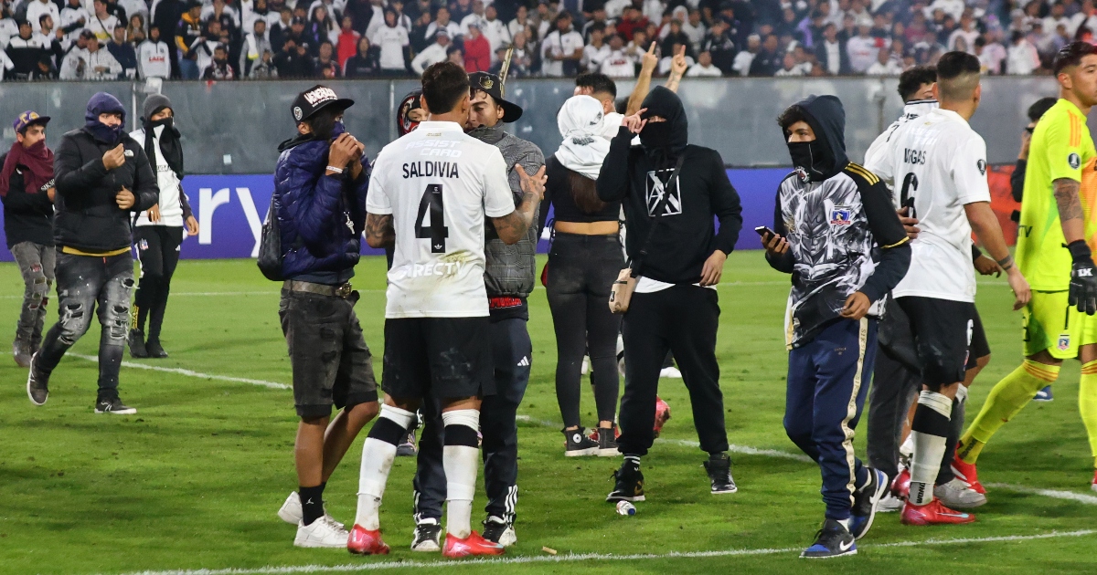 Invasione di campo durante la sfida di Copa Libertadores tra Colo Colo e Fortaleza