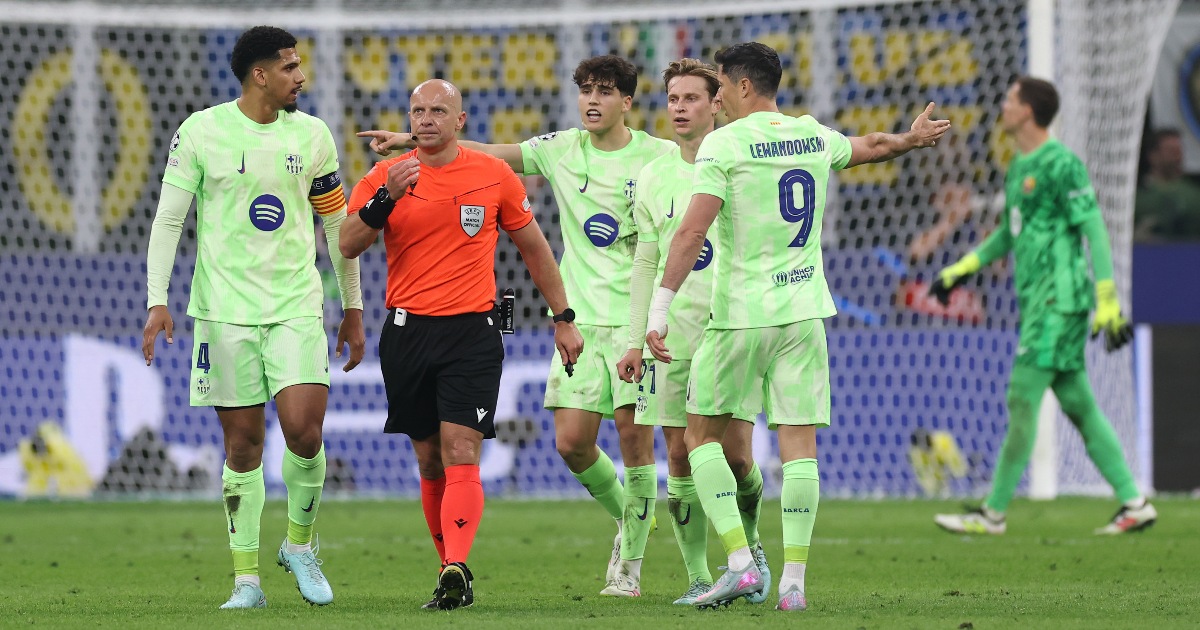I calciatori del Barcellona protestano con Marciniak, arbitro della semifinale di ritorno di Champions League contro l'Inter