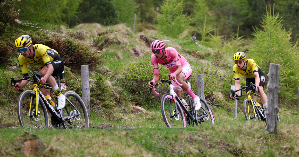 Isaac Del Toro in maglia rosa