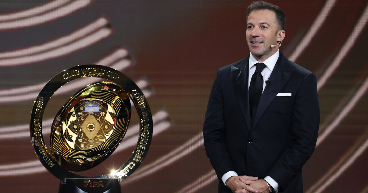 Alessandro Del Piero con il trofeo del Mondiale per Club