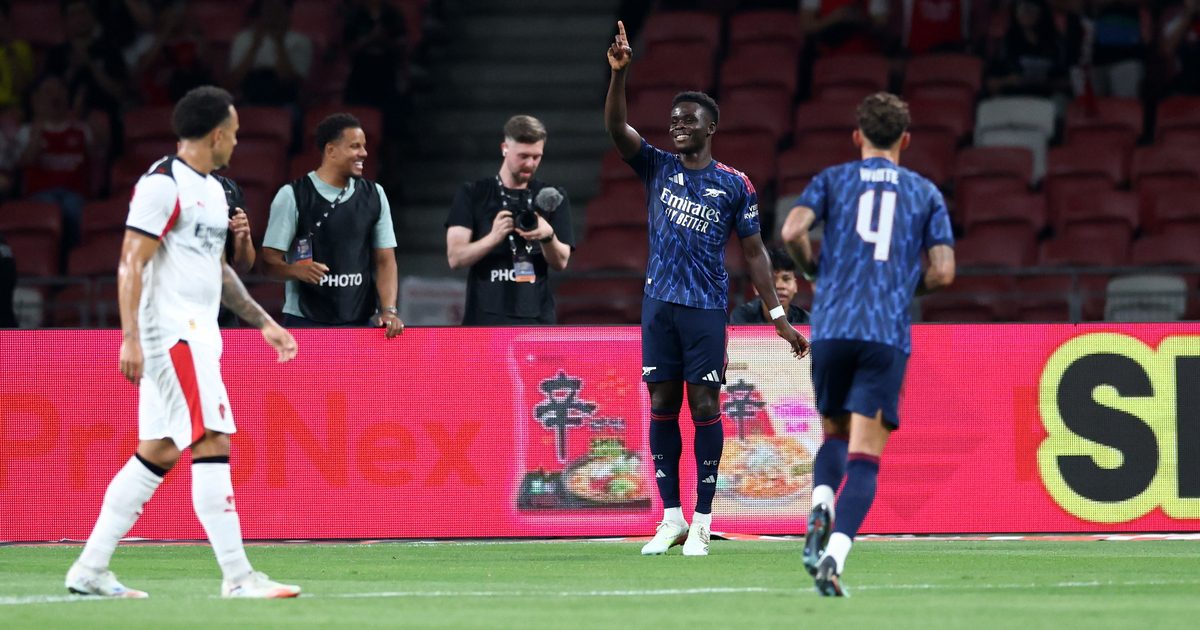 Saka festeggia un gol