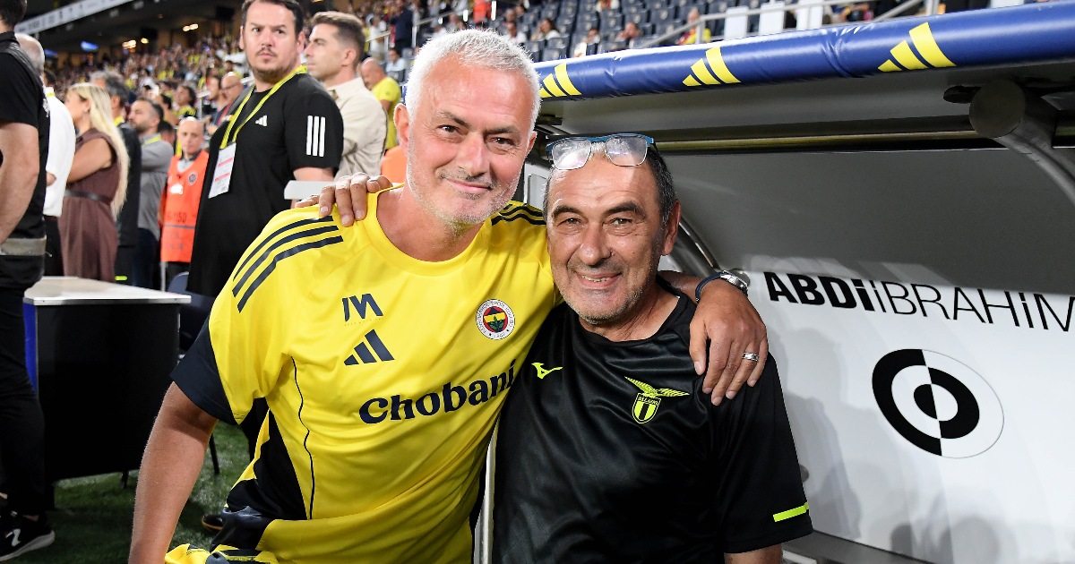 L'abbraccio tra José Mourinho e Maurizio Sarri prima dell'amichevole tra Fenerbahce e Lazio