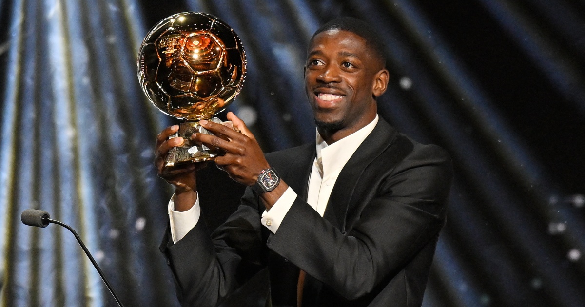 Ousmane Dembélé solleva il Pallone d'Oro