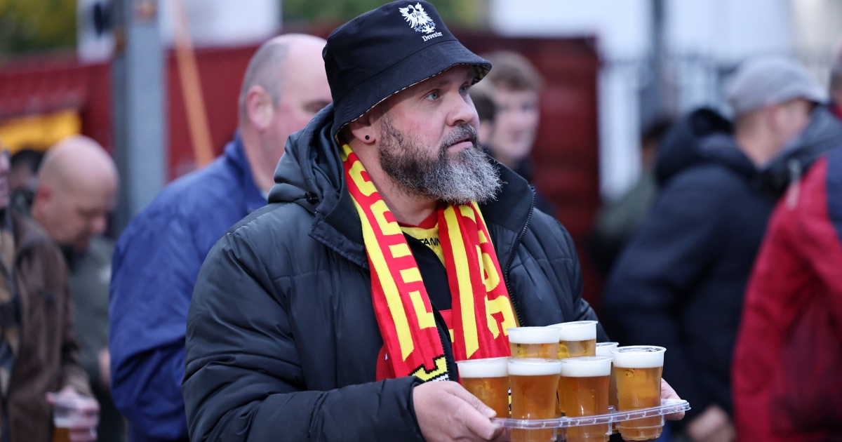 Untifoso con alcune birre in mano