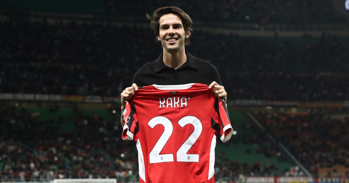 Ricardo Kaká mostra la sua maglia del Milan con il numero 22